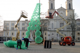 Illustration for article titled Cash-Strapped Lithuanian Town Creates Beautiful Plastic Bottle Christmas Tree